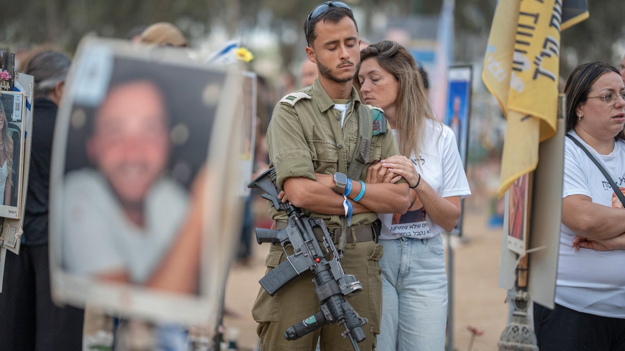 07.10.2024, Israel, Reim: Angehörige und Freunde trauern auf dem Gelände des Nova Festivals anlässlich des ersten Jahrestages des Hamas-Angriffs auf Israel.