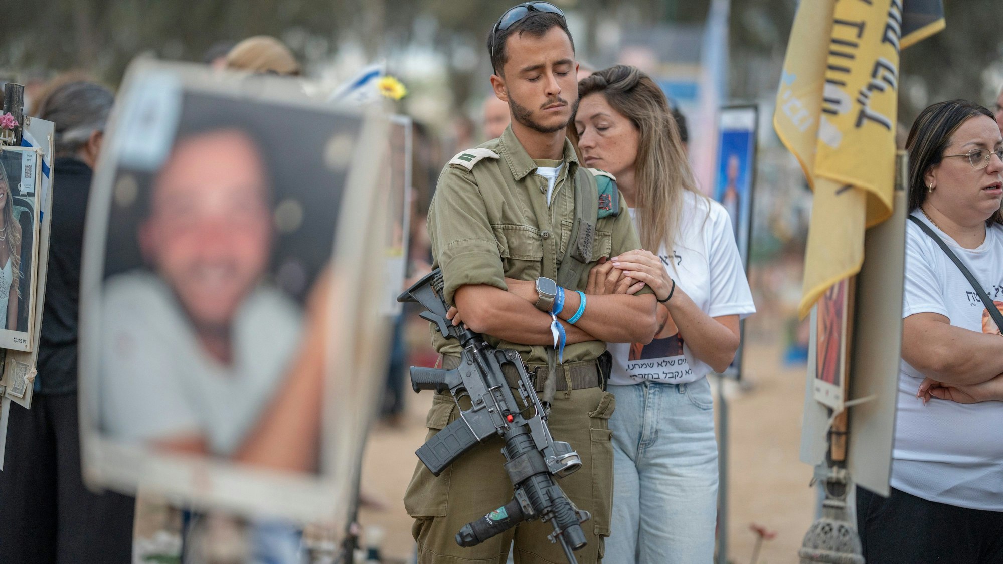 07.10.2024, Israel, Reim: Angehörige und Freunde trauern auf dem Gelände des Nova Festivals anlässlich des ersten Jahrestages des Hamas-Angriffs auf Israel.