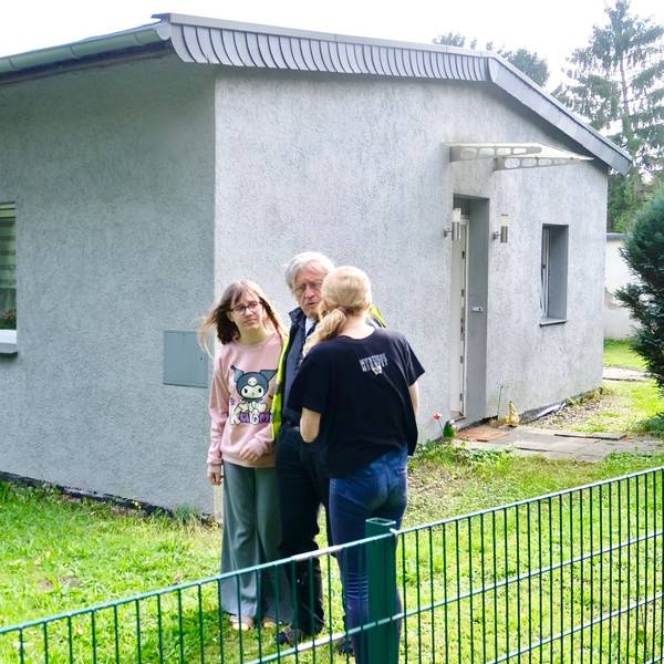 Anna Waldmeister mit ihrer Tochter und Rainer Kippe vor ihrem neuen Heim am Stammheimer Ring.