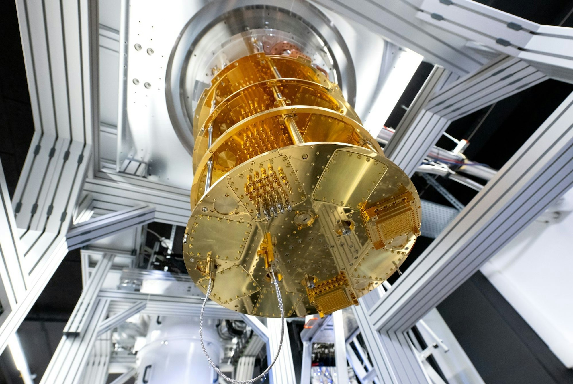 Ein Quantencomputer wird in einem Rechenzentrum in München aufgebaut.