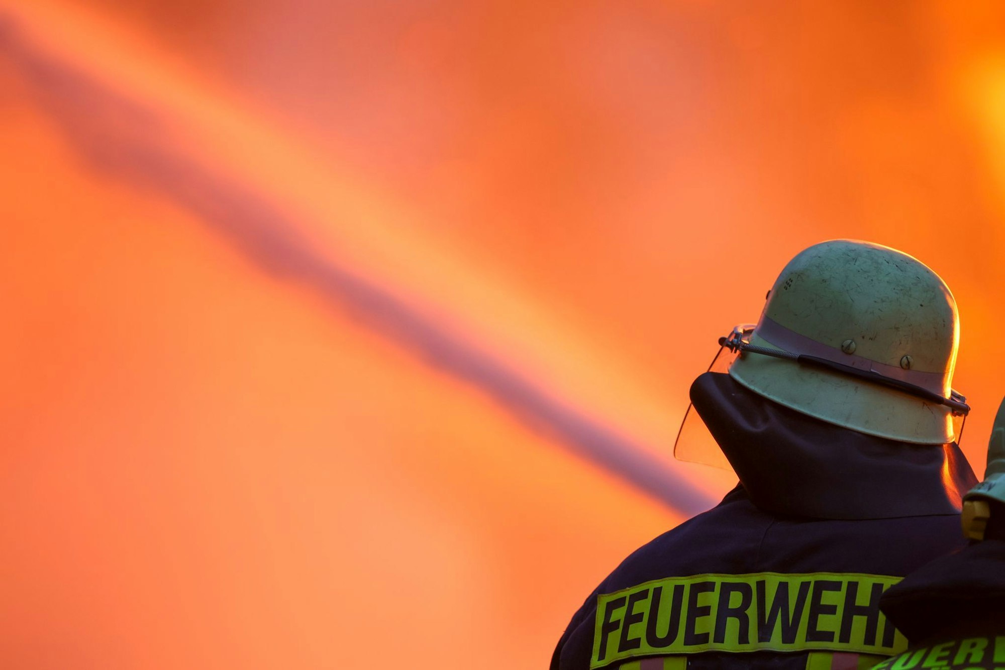 Das Feuer zerstörte einen Unterstand und eine große Scheune. (Symbolbild)