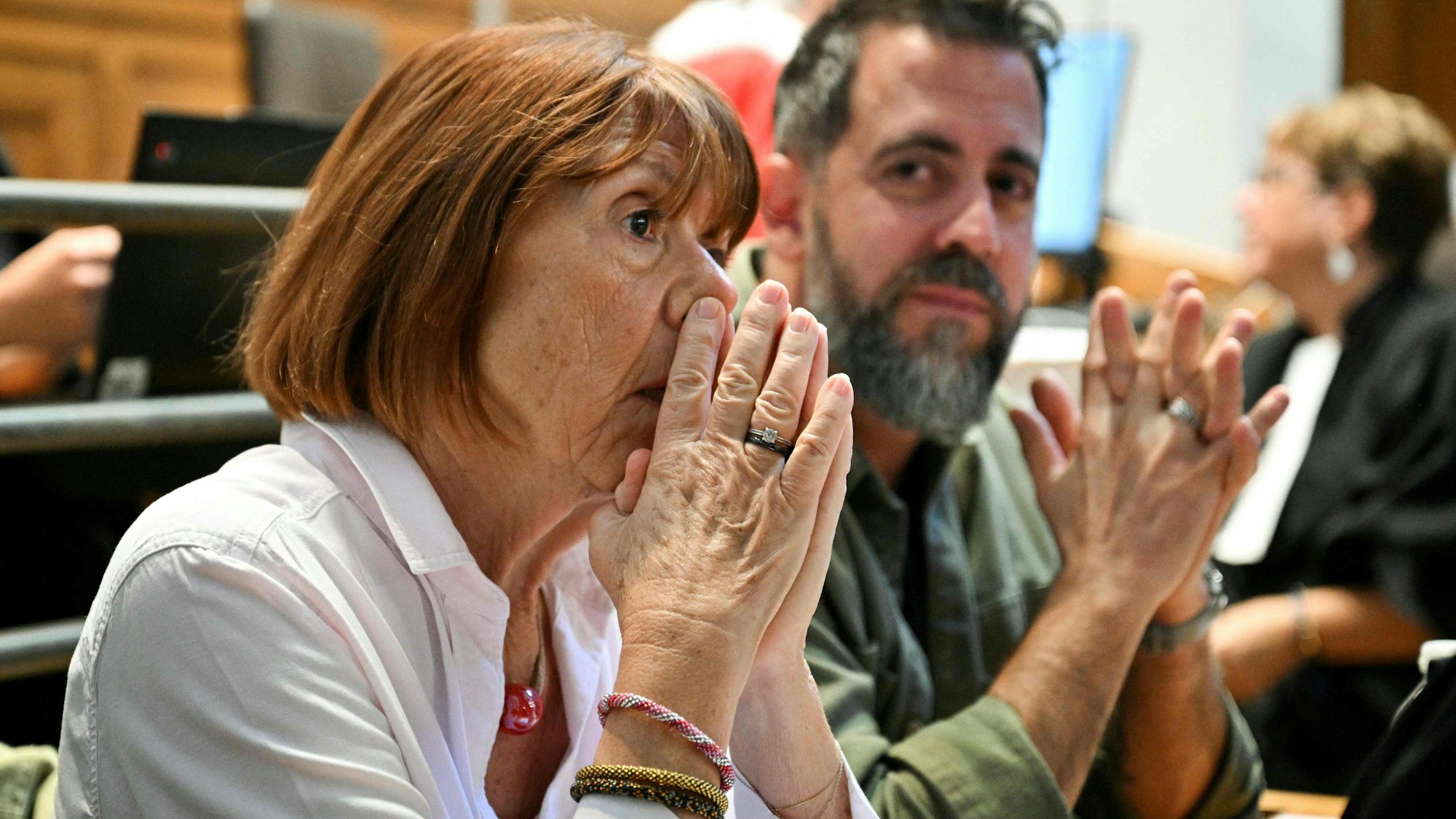 Gisèle Pelicot sitzt neben ihrem Sohn Florian Pelicot während des Berufungsprozesses. Ein Mann behauptet, sie sei mit der Vergewaltigung einverstanden gewesen.