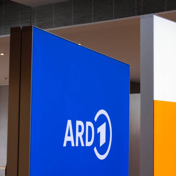 ARCHIV - 17.09.2025, Hessen, Frankfurt/Main: Logos von ARD und ZDF bei der Vorstellung einer gemeinsamen Integrationsstudie von ARD, ZDF und Deutschlandradio. Die repräsentative Studie sollte unter anderem der Frage nachgehen, wie die Menschen den Wandel des sozialen Miteinanders erleben und welche Erwartungen sie in diesem Kontext an die öffentlich-rechtlichen Medien richten. (zu dpa: «ARD und ZDF zeigen mehr als die Hälfte der WM-Spiele 2026») Foto: Boris Roessler/dpa +++ dpa-Bildfunk +++