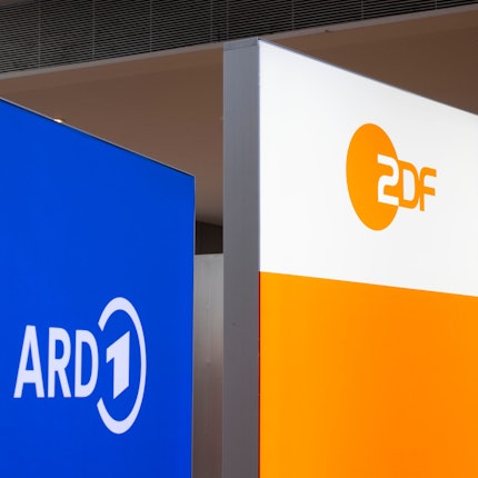 ARCHIV - 17.09.2025, Hessen, Frankfurt/Main: Logos von ARD und ZDF bei der Vorstellung einer gemeinsamen Integrationsstudie von ARD, ZDF und Deutschlandradio. Die repräsentative Studie sollte unter anderem der Frage nachgehen, wie die Menschen den Wandel des sozialen Miteinanders erleben und welche Erwartungen sie in diesem Kontext an die öffentlich-rechtlichen Medien richten. (zu dpa: «ARD und ZDF zeigen mehr als die Hälfte der WM-Spiele 2026») Foto: Boris Roessler/dpa +++ dpa-Bildfunk +++