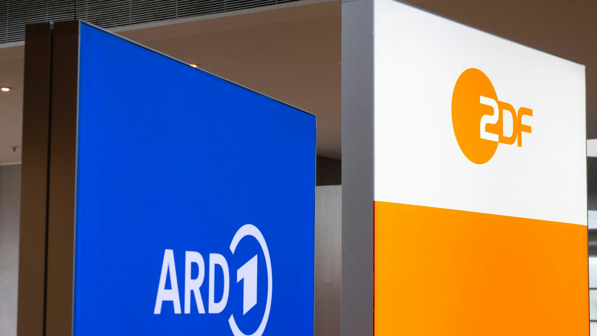 ARCHIV - 17.09.2025, Hessen, Frankfurt/Main: Logos von ARD und ZDF bei der Vorstellung einer gemeinsamen Integrationsstudie von ARD, ZDF und Deutschlandradio. Die repräsentative Studie sollte unter anderem der Frage nachgehen, wie die Menschen den Wandel des sozialen Miteinanders erleben und welche Erwartungen sie in diesem Kontext an die öffentlich-rechtlichen Medien richten. (zu dpa: «ARD und ZDF zeigen mehr als die Hälfte der WM-Spiele 2026») Foto: Boris Roessler/dpa +++ dpa-Bildfunk +++