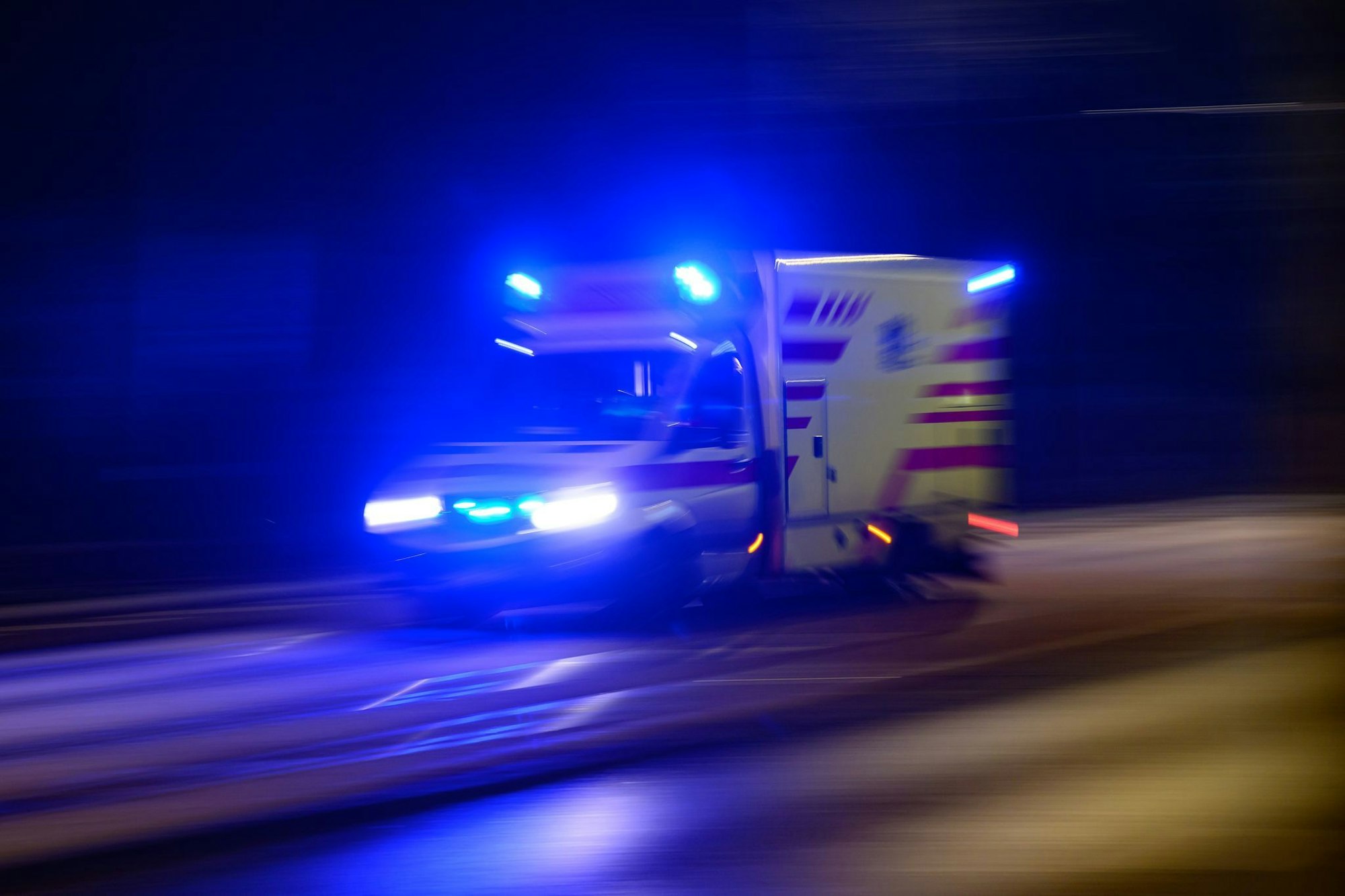 Per Rettungswagen wurden die drei Verletzten am Abend in ein Krankenhaus gebracht. (Symbolbild)