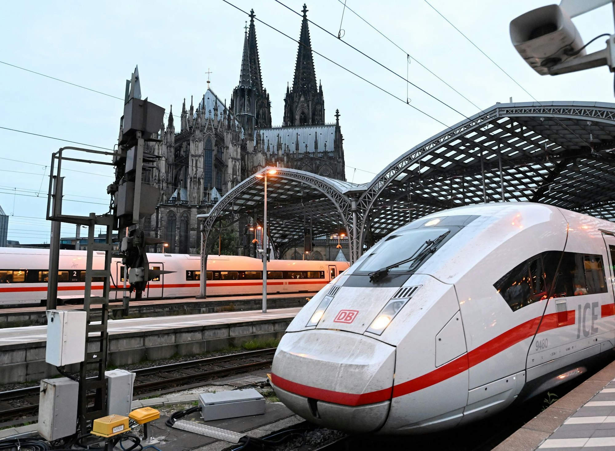 Der Kölner Hauptbahnhof wird im November für zehn Tage fast komplett gesperrt. (Archivfoto)