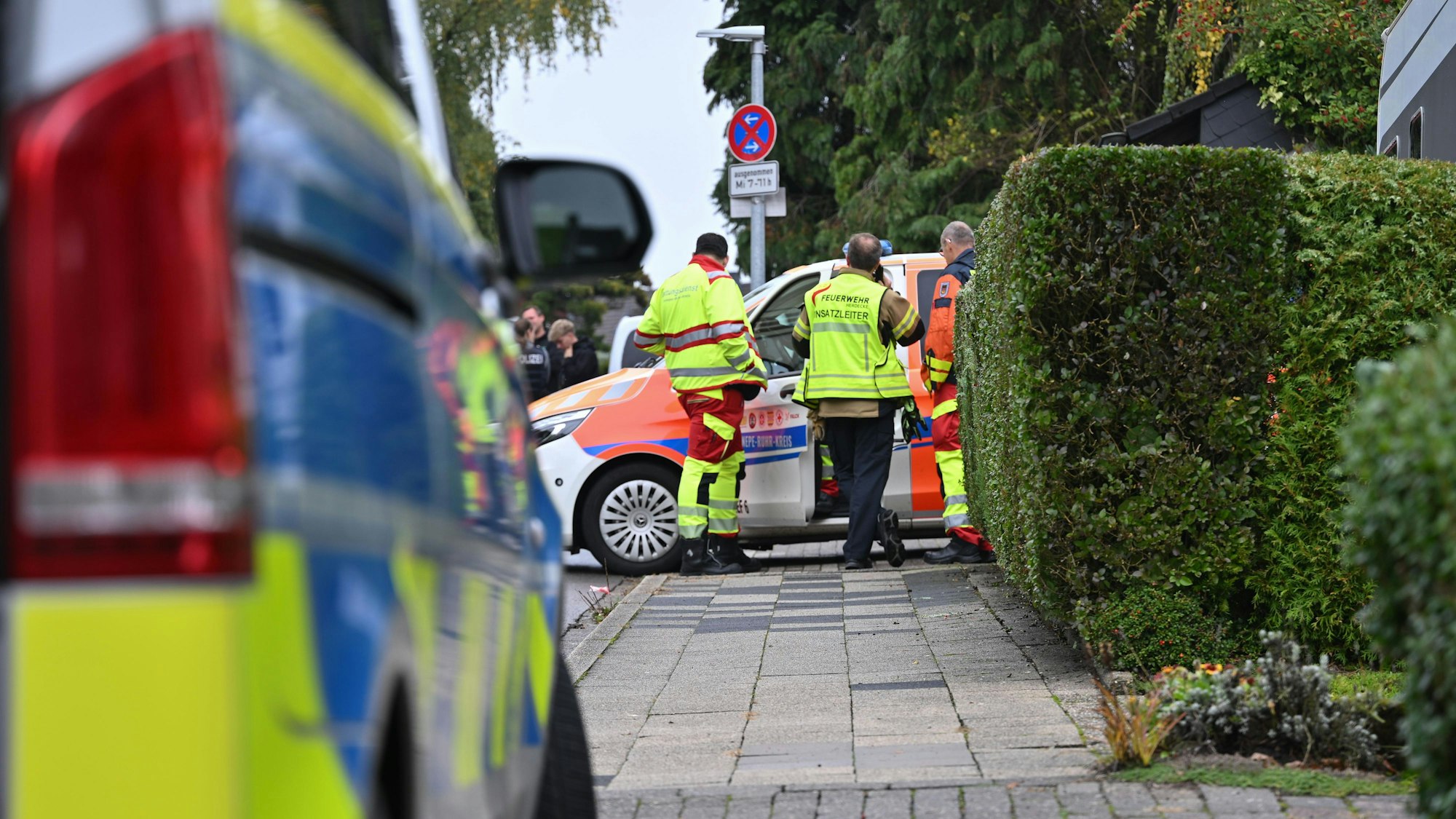 Die neu gewählte Bürgermeisterin von Herdecke, Iris Stalzer (SPD), ist lebensgefährlich verletzt in ihrer Wohnung gefunden worden. Sie habe mehrere Messerstiche erlitten, hieß es aus Sicherheitskreisen.