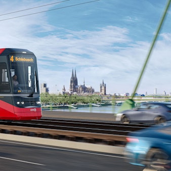 So sollen die neuen Hochflurbahnen der KVB aussehen, die beim Hersteller Stadler Deutschland in Auftrag gegeben sind.