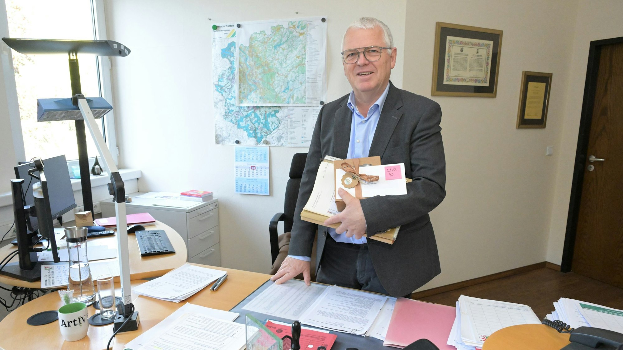 Das Foto zeigt Willi Heider beim Aufräumen seines Büros