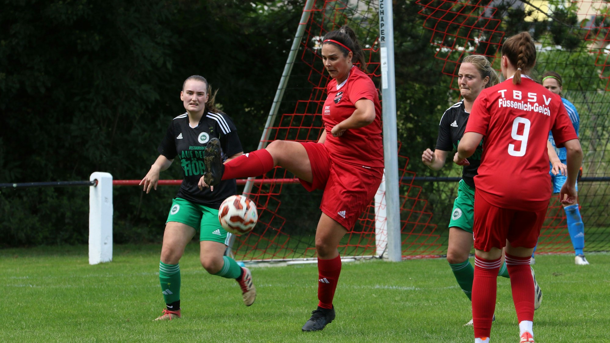 Jessica Zander nimmt den Ball mit ausgestrecktem Bein an.