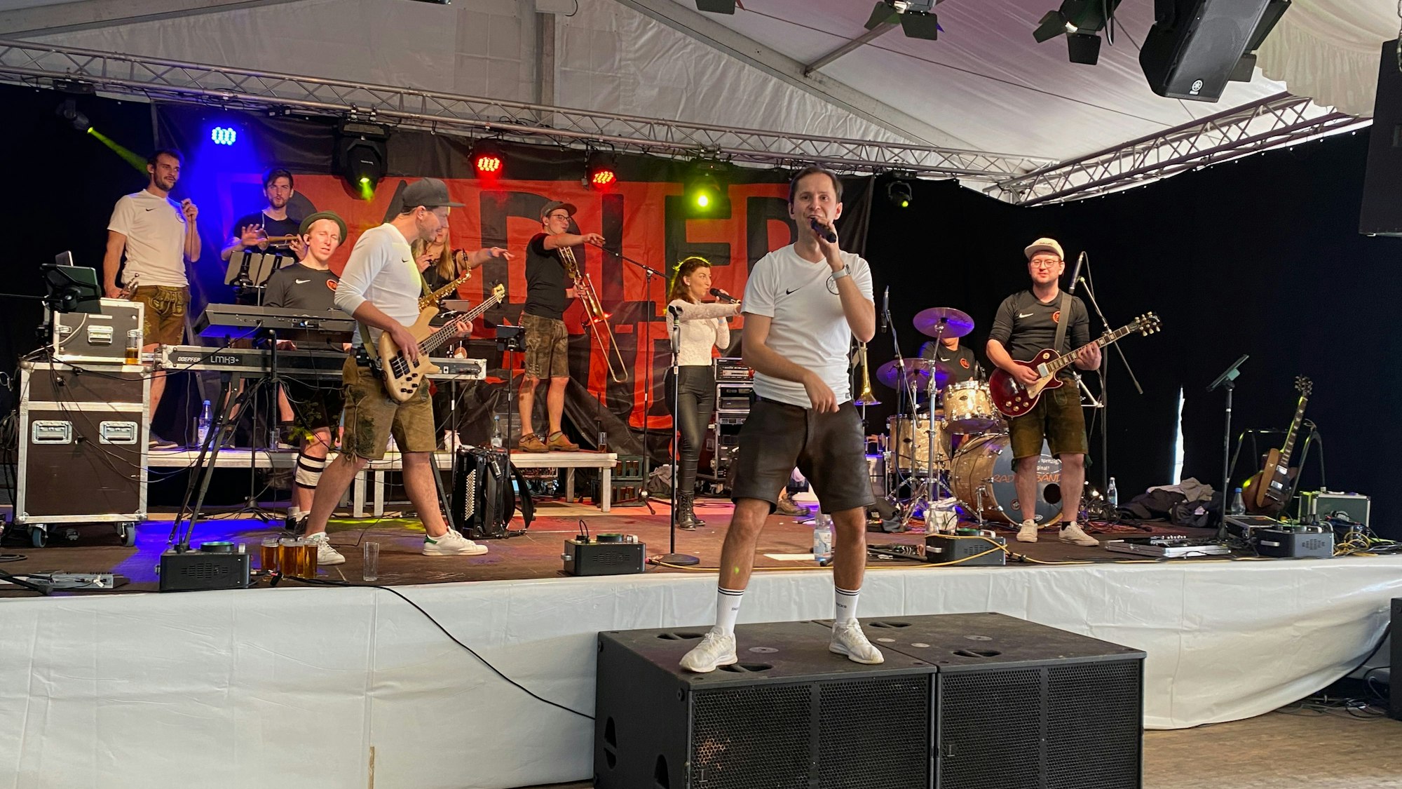Eine Band steht auf einer Bühne.