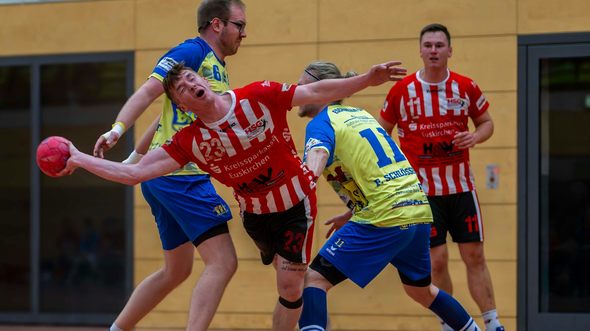 Beim Wurf verzieht Tobias Schmitz das Gesicht, weil er sich verrenken muss.