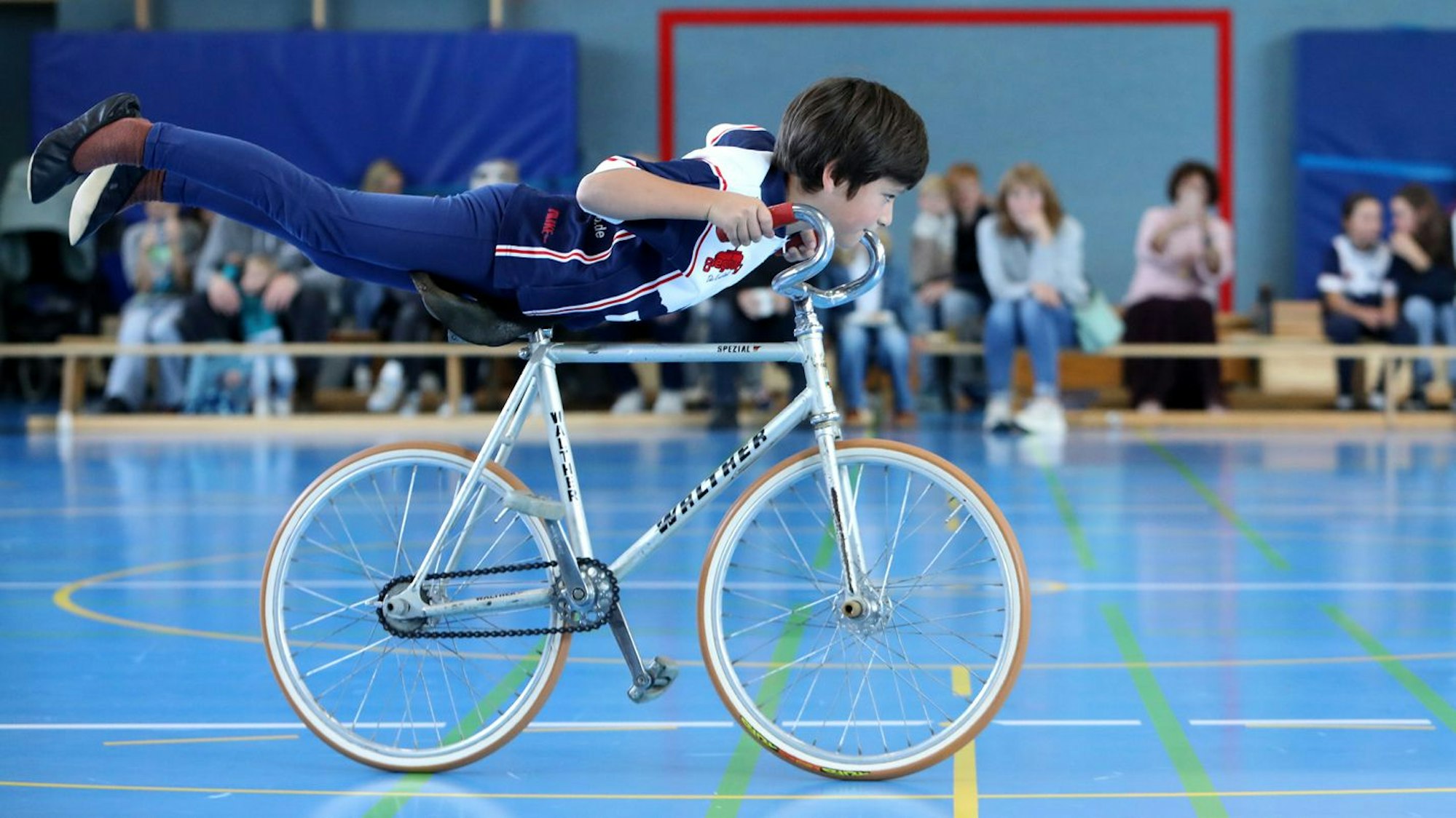 Kunstradfahren in Siegburg: Jacob Hübinger bei seiner Kür.