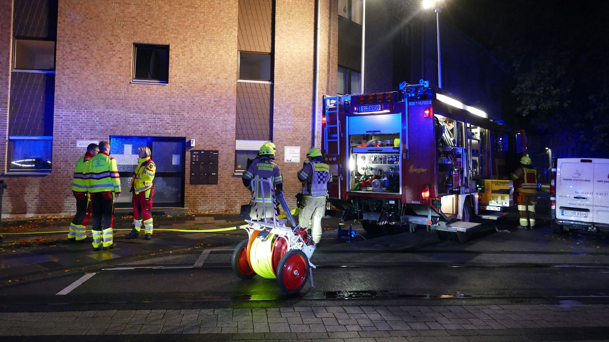 Die Feuerwehr im Einsatz an einem Haus in Siegburg