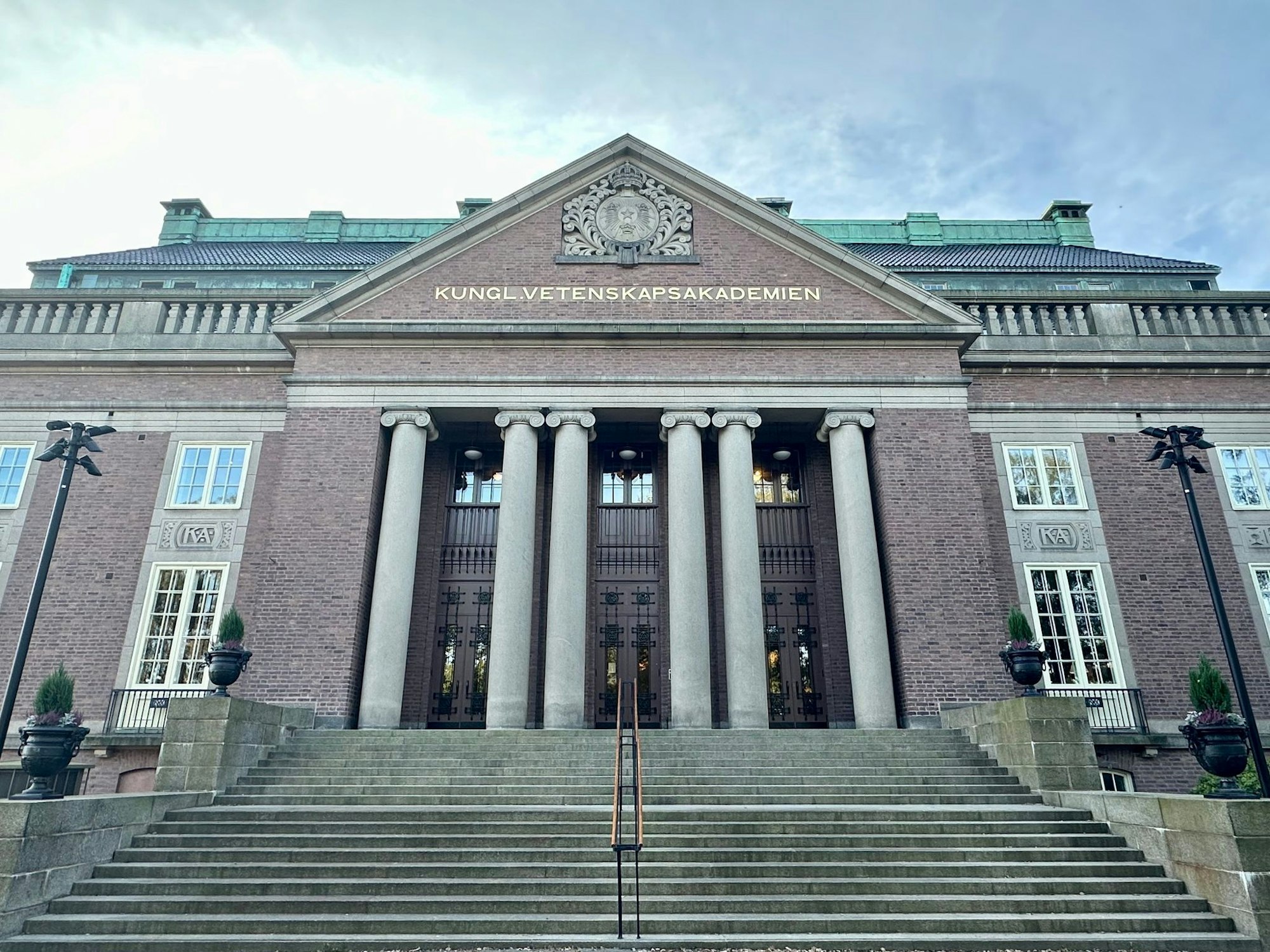 Die Königlich-Schwedische Akademie der Wissenschaften auf dem Gelände der Universität von Stockholm gibt traditionell die Nobelpreisträger in den Kategorien Physik und Chemie bekannt.