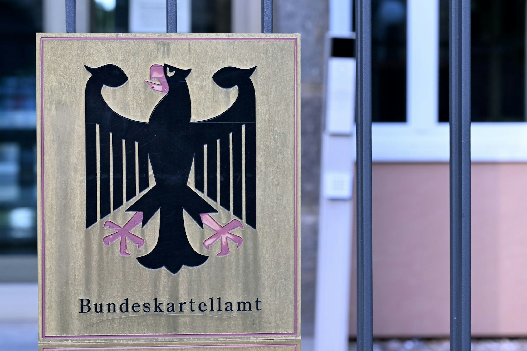 Das Bundeskartellamt hat die Preisänderungen der rund 15.000 Tankstellen in Deutschland im Blick. (Archivbild)