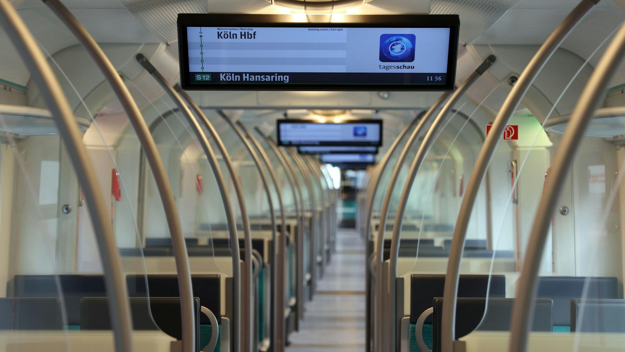 Neue Sitzpolster in „Adenauergrün“ und eine große Info-Anzeige gehören zu den Neuerungen.