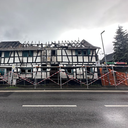 Die Brandruine der Pizzeria La Mamma Mia an der Siegstraße in Menden Mitte Oktober 2025. Sie wird bald abgerissen.