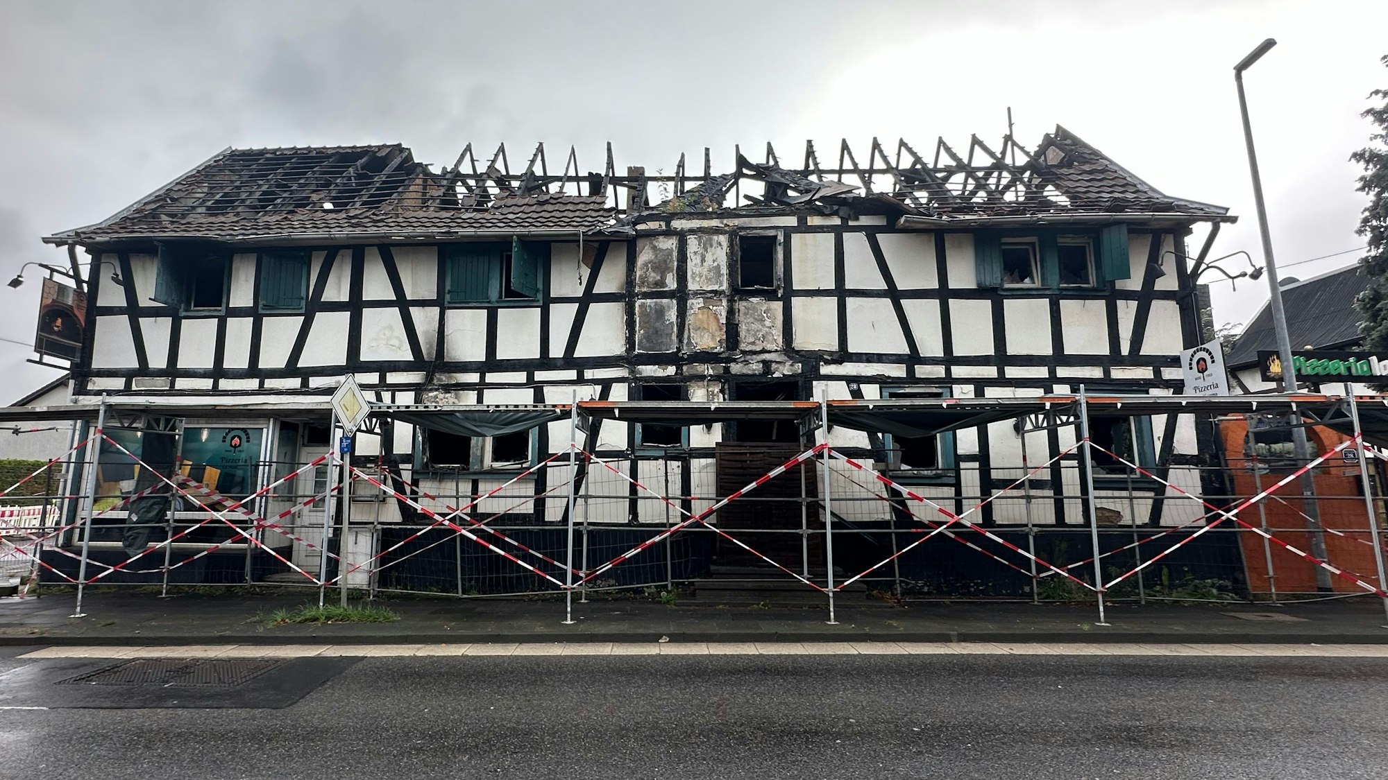 Die Brandruine der Pizzeria La Mamma Mia an der Siegstraße in Menden Mitte Oktober 2025. Sie wird bald abgerissen.