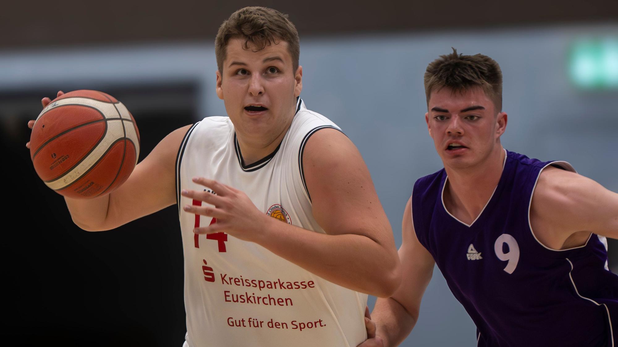 Thomas Stein hat den Ball in der Hand und den Korb im Blick.