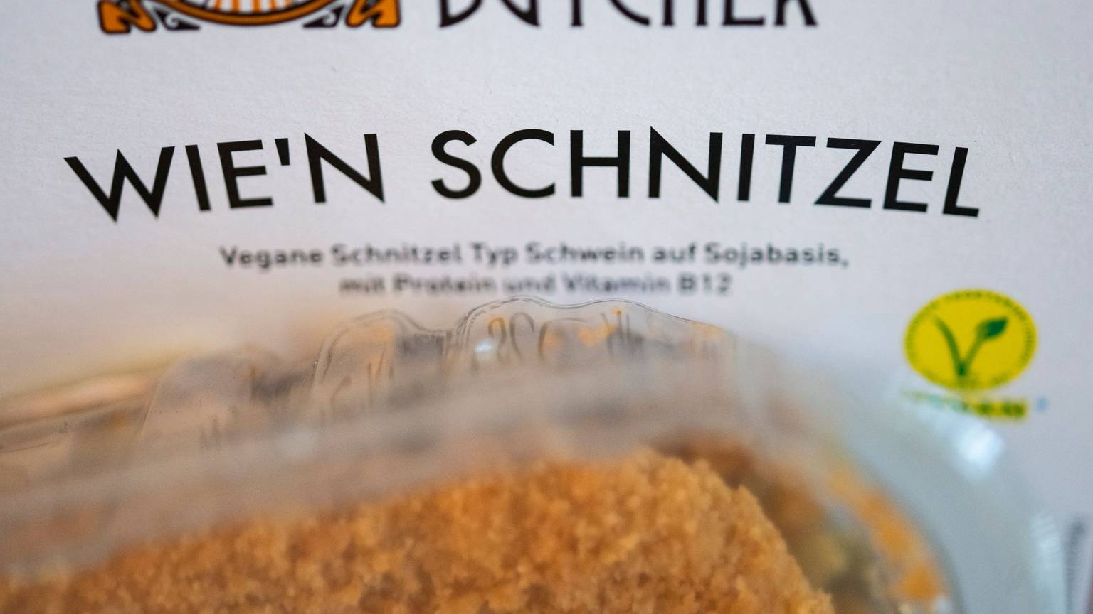 Ein veganes Schnitzel auf Sojabasis liegt in einer Verpackung auf einem Küchentisch