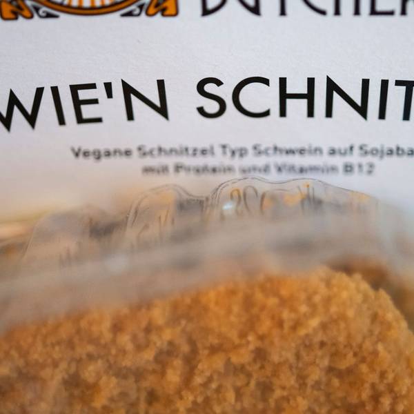 Ein veganes Schnitzel auf Sojabasis liegt in einer Verpackung auf einem Küchentisch