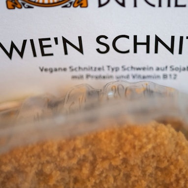 Ein veganes Schnitzel auf Sojabasis liegt in einer Verpackung auf einem Küchentisch