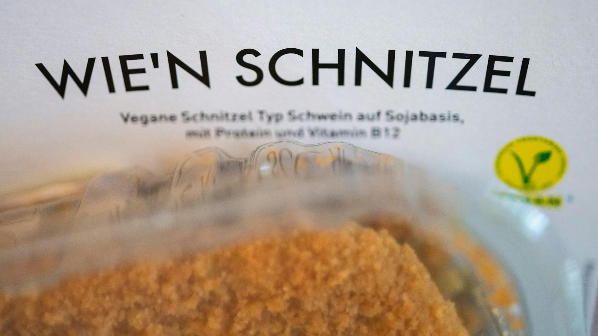 Ein veganes Schnitzel auf Sojabasis liegt in einer Verpackung auf einem Küchentisch