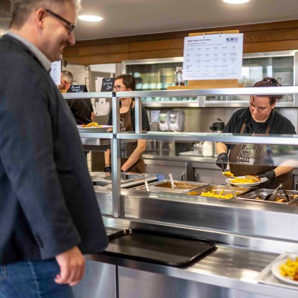 Das Bild zeigt die Essensausgabe in der Kantine in der Kreisverwaltung in Euskirchen.