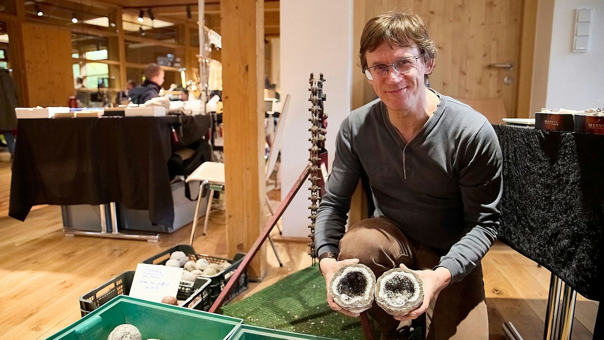 Andreas Büschel hält zwei Teile einer Geode in die Kamera.