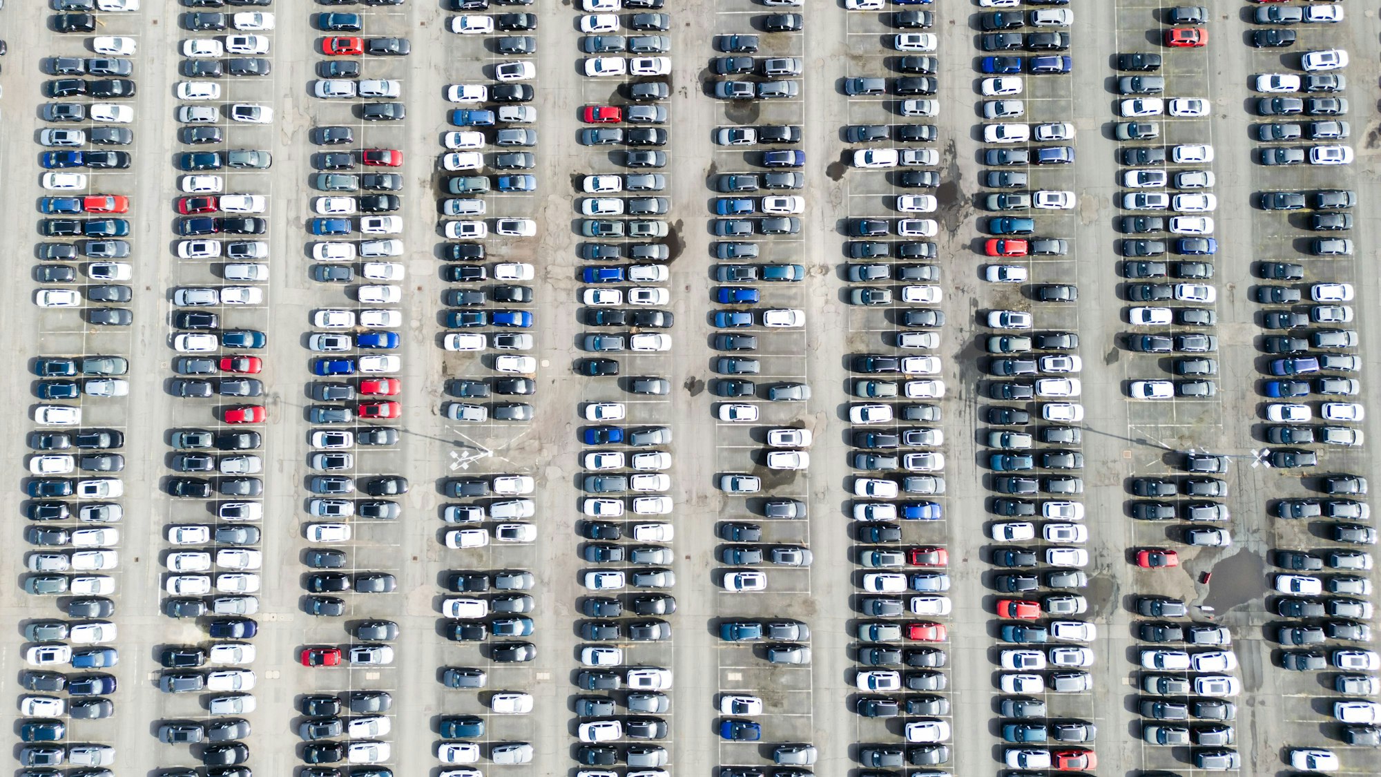 ARCHIV - 07.03.2025, Niedersachsen, Wolfsburg: Neuwagen von Volkswagen stehen auf dem Gelände vom VW Stammwerk (Luftaufnahme mit Drohne). (zu dpa: «Industrieproduktion sinkt deutlich - Einbruch in der Autobranche») Foto: Julian Stratenschulte/dpa +++ dpa-Bildfunk +++
