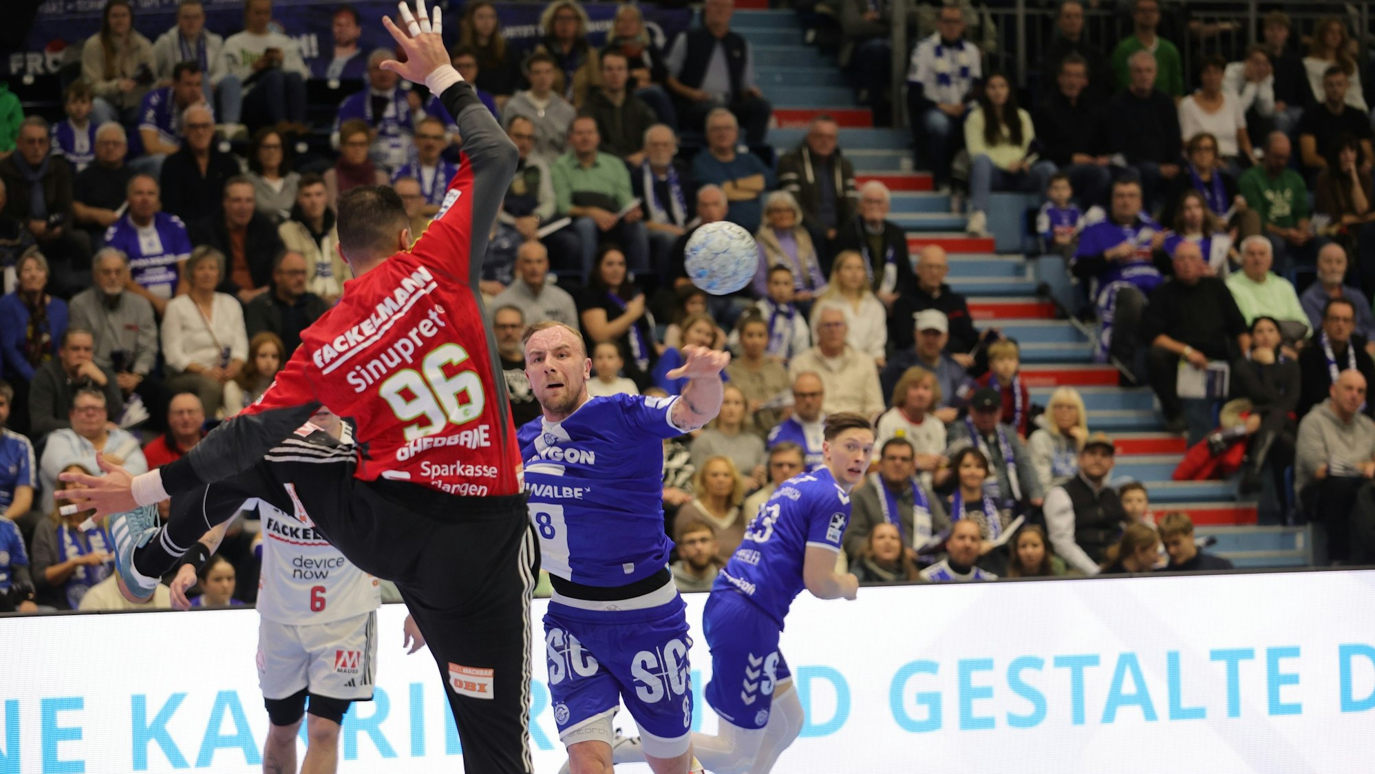 Lukas Blohme überwindet den Erlanger Torhüter.