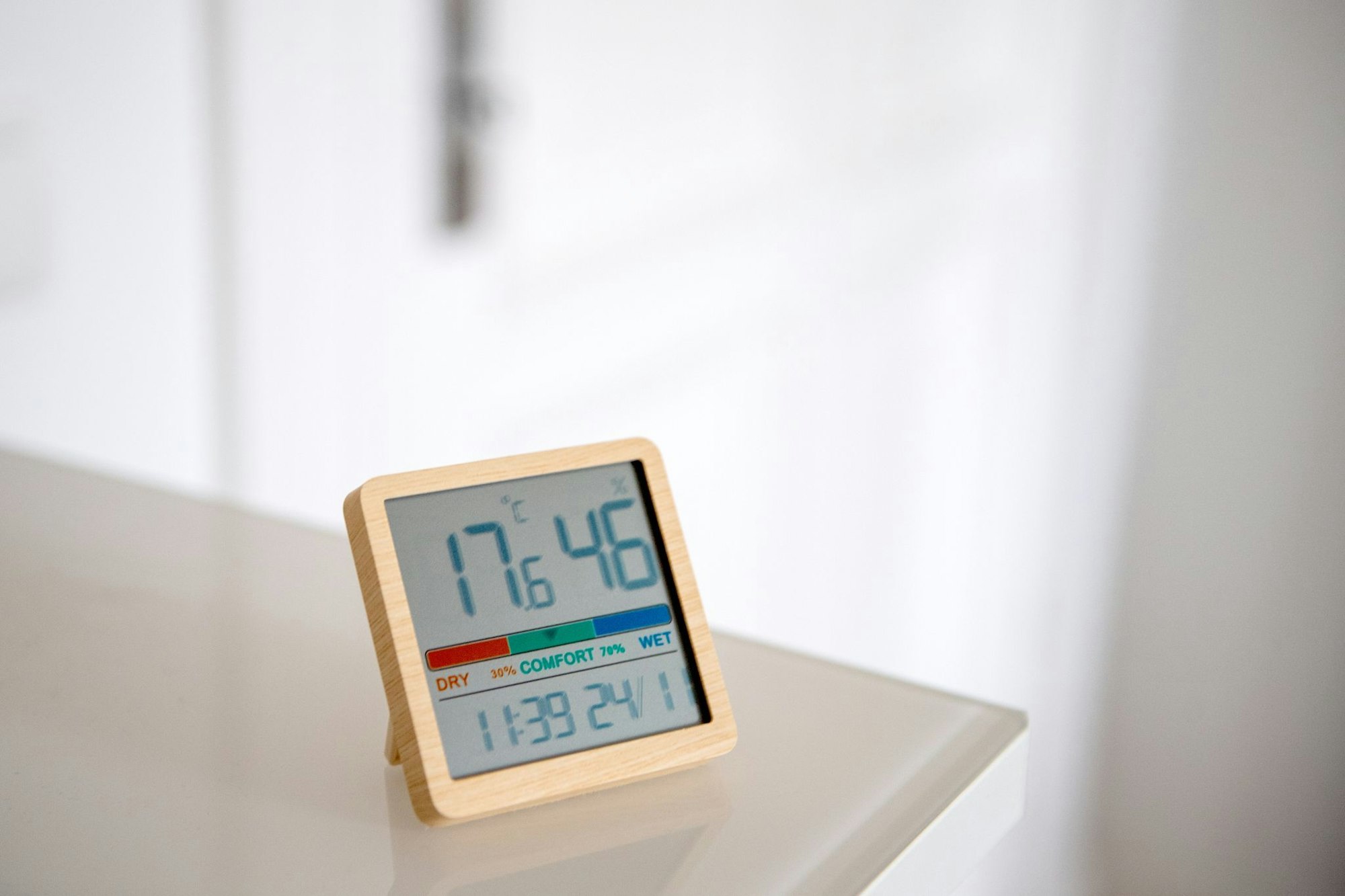 Mit einem Hygrometer lässt sich die Luftfeuchtigkeit messen. Vor Wänden und Co. sollte sie nicht zu lange über 50 Prozent liegen.