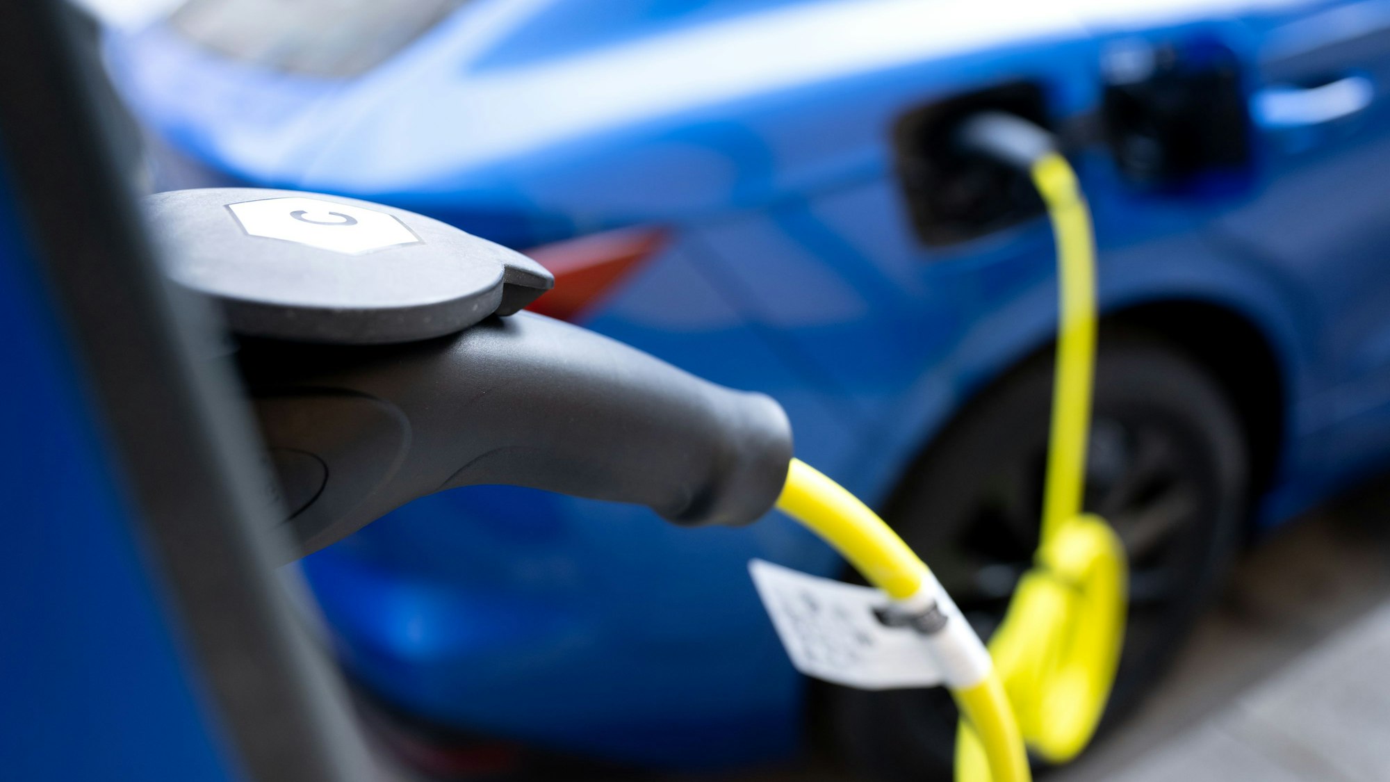 Ein Elektroauto steht an einer öffentlichen Ladesäule.