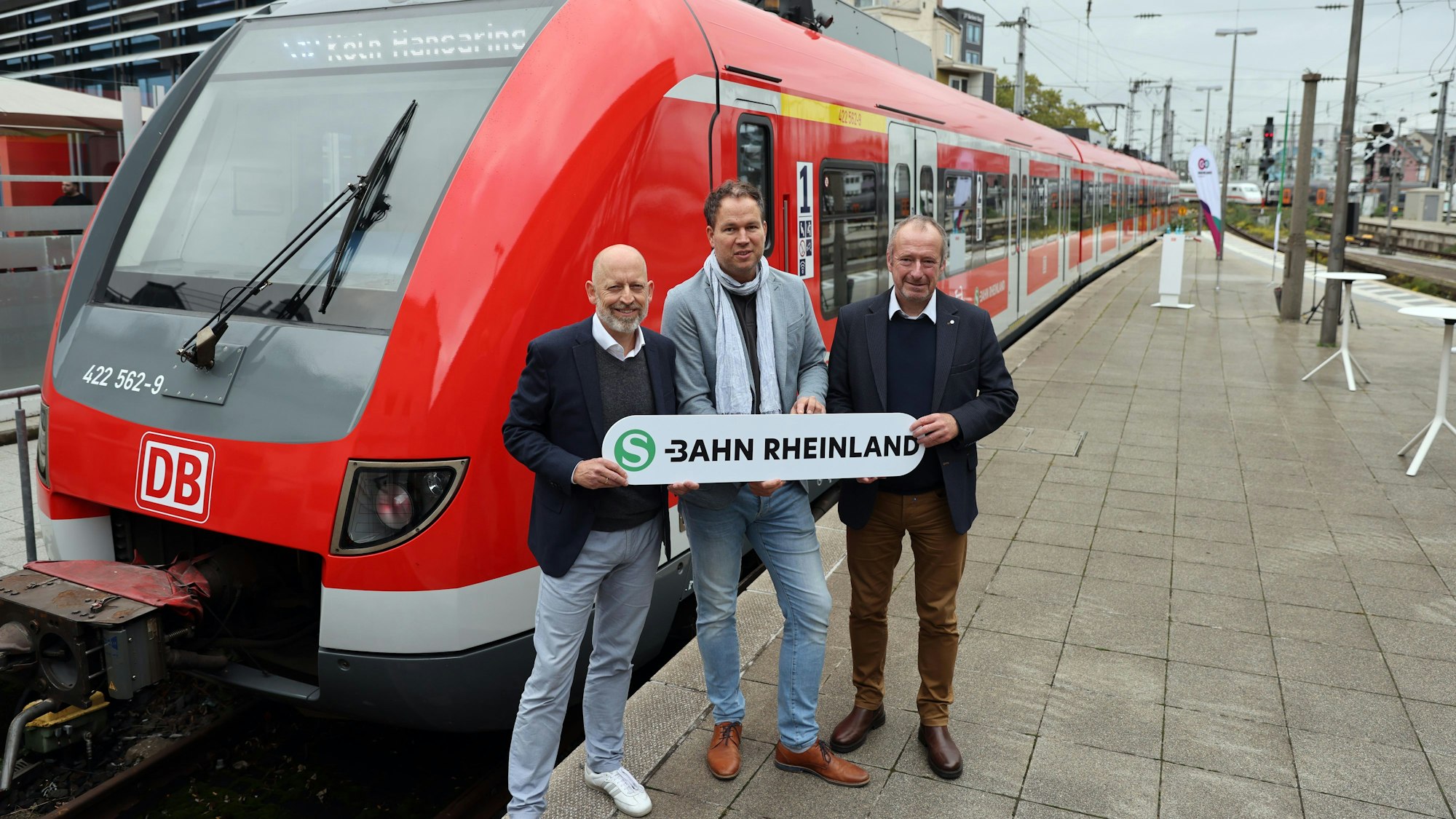 Frederik Ley (Vorsitzender der Regionalleitung DB Regio NRW), Marcel Winter (go.Rheinland-Geschäftsführer) und Oliver Wittke (VRR-Vorstandssprecher) (v.l.) stellten die S-Bahn im Redesign vor.