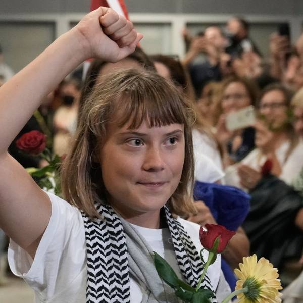 dpatopbilder - 06.10.2025, Griechenland, Athen: Die schwedische Aktivistin Greta Thunberg kommt auf dem internationalen Flughafen Eleftherios Venizelos. Nach dem Stopp der Gaza-Hilfsflotte wurden Aktivisten, darunter Greta Thunberg und auch deutsche Staatsbürger, von Israel abgeschoben. Foto: Petros Giannakouris/AP/dpa +++ dpa-Bildfunk +++