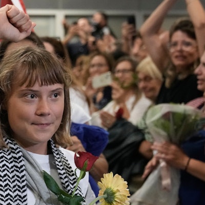 dpatopbilder - 06.10.2025, Griechenland, Athen: Die schwedische Aktivistin Greta Thunberg kommt auf dem internationalen Flughafen Eleftherios Venizelos. Nach dem Stopp der Gaza-Hilfsflotte wurden Aktivisten, darunter Greta Thunberg und auch deutsche Staatsbürger, von Israel abgeschoben. Foto: Petros Giannakouris/AP/dpa +++ dpa-Bildfunk +++