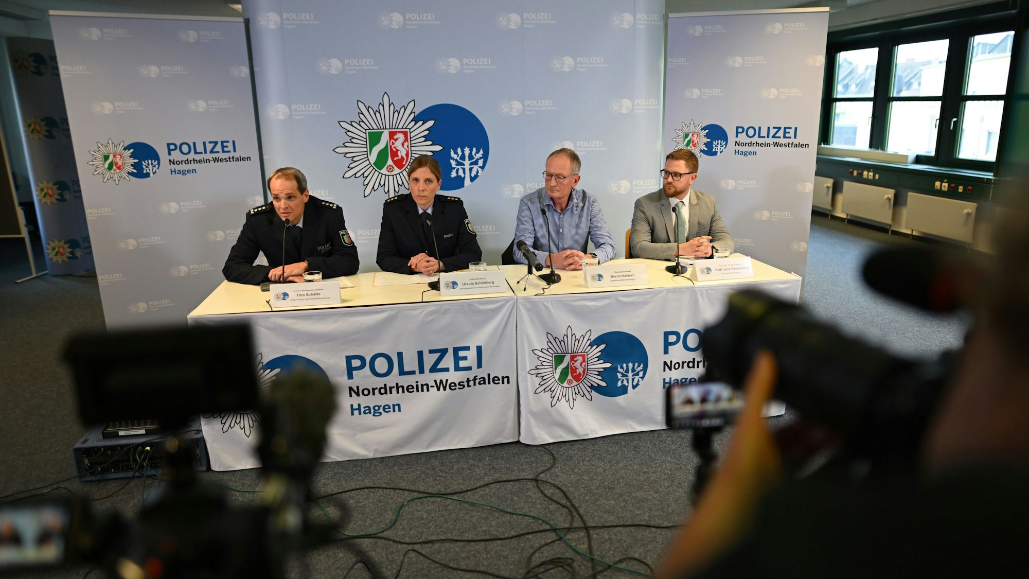 08.10.2025, Nordrhein-Westfalen, Hagen: L-r: Polizei-Pressesprecher Tino Schäfer, Polizeidirektorin Ursula Schönberg, Oberstaatsanwalt Bernd Haldorn von der Staatsanwaltschaft Hagen, sowie der Leiter der Mordkommission, Kriminalhauptkommissar Jens Rautenberg geben eine Pressekonferenz zu den Ermittlungen nach dem Messerangriff auf die neue Bürgermeisterin von Herdecke. Foto: Fabian Strauch/dpa +++ dpa-Bildfunk +++