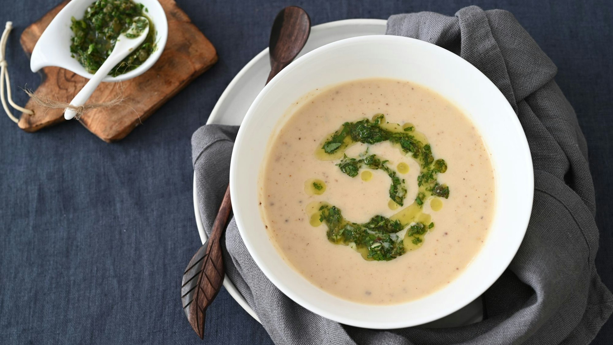 Die Basis für die cremige Suppe sind im Ofen geröstete Blumenkohlröschen, Kartoffeln und Knollensellerie-Stückchen.