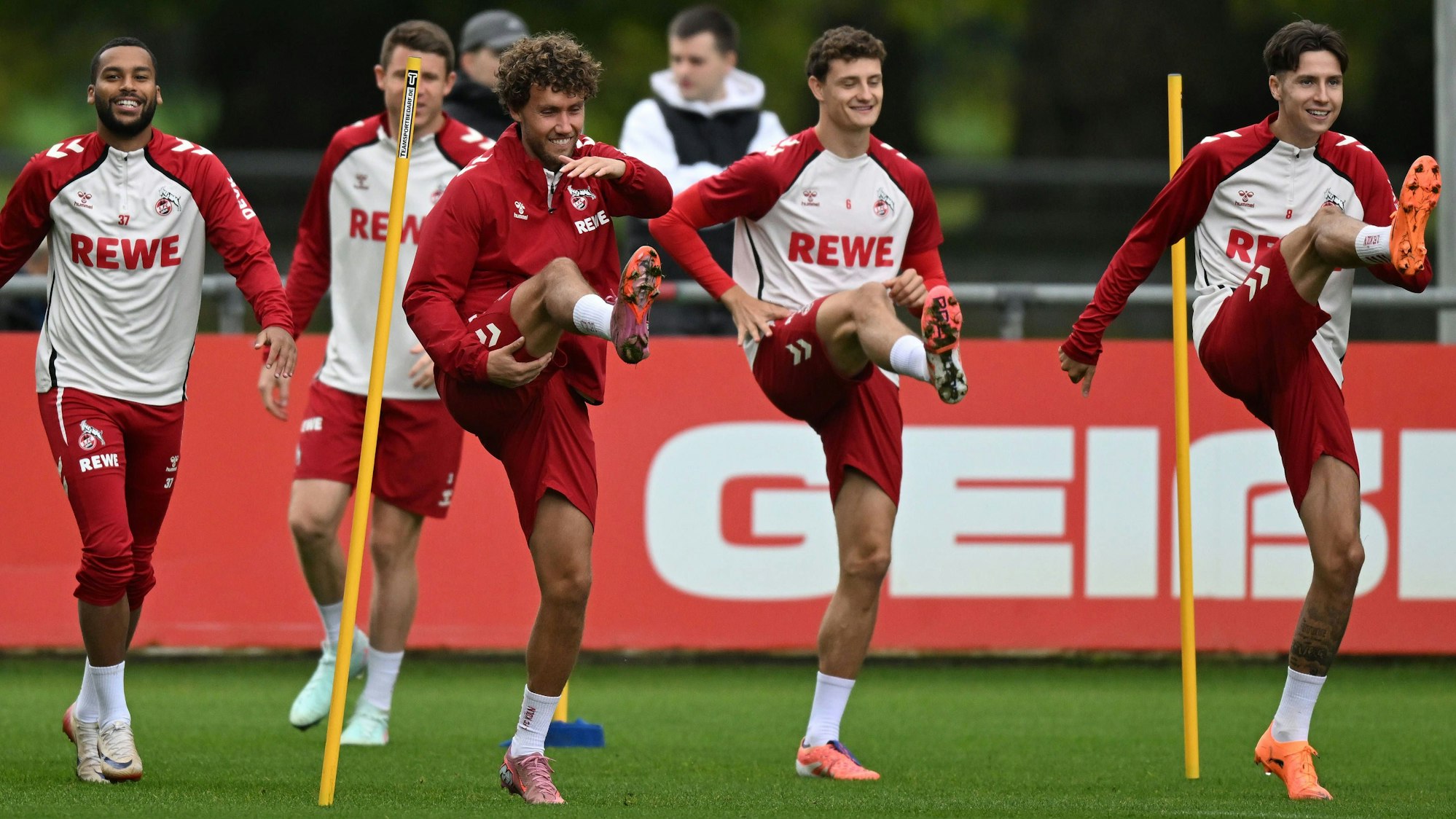 Gute Laune in der Länderspielpause: (v.l.) Linton Maina, Dominique Heintz, Luca Waldschmidt, Eric Martel und Denis Huseinbasic beim Training des 1. FC Köln.