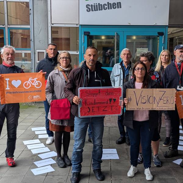 Das Foto zeigt Demonstrantrinnen und Demonstranten mit Plakaten vor dem Bürgerhaus.