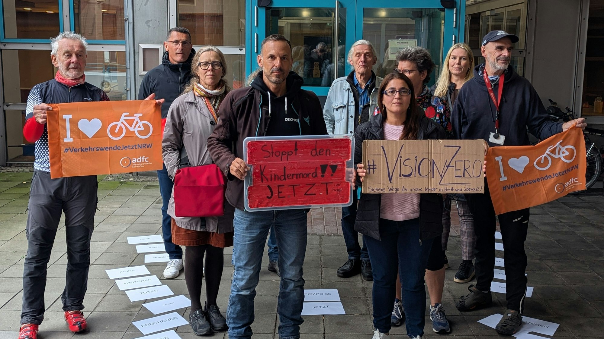 Das Foto zeigt Demonstrantrinnen und Demonstranten mit Plakaten vor dem Bürgerhaus.