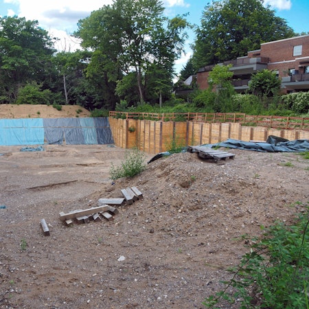 Auf dem Grundstück im Schillingsrotter Weg 6 in Marienburg wurden Ende 2020 ungenehmigt rund 20 geschützte Bäume gefällt. Hier werden zwei Wohngebäude errichtet.