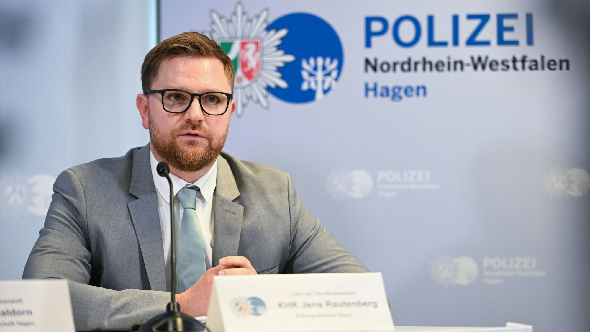 Der Leiter der Mordkommission, Kriminalhauptkommissar Jens Rautenberg, gibt eine Pressekonferenz zu den Ermittlungen nach dem Messerangriff auf die neue Bürgermeisterin von Herdecke.