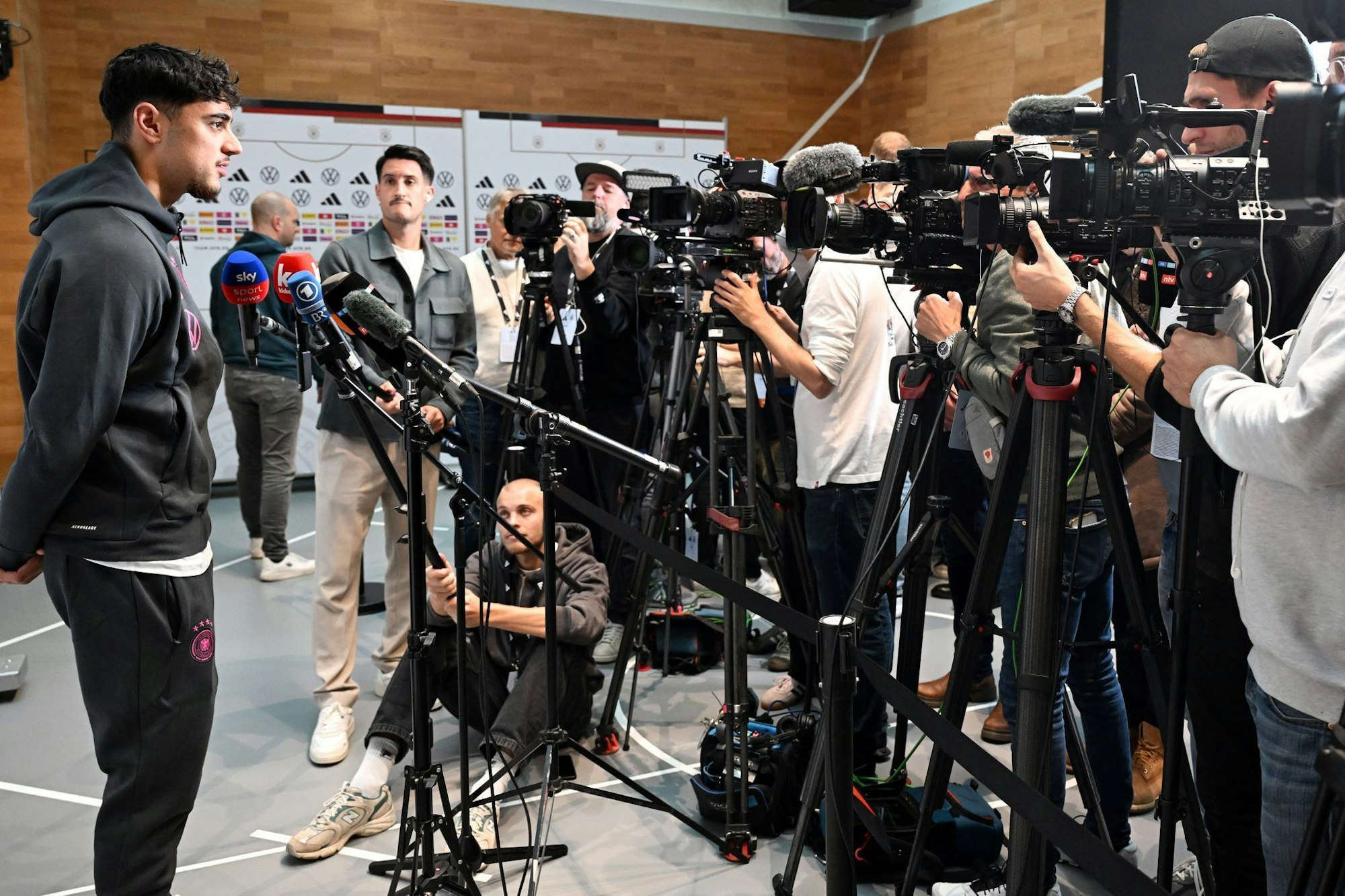 Bayern-Profi Aleksandar Pavlovic beantwortet im DFB-Quartier Reporterfragen.