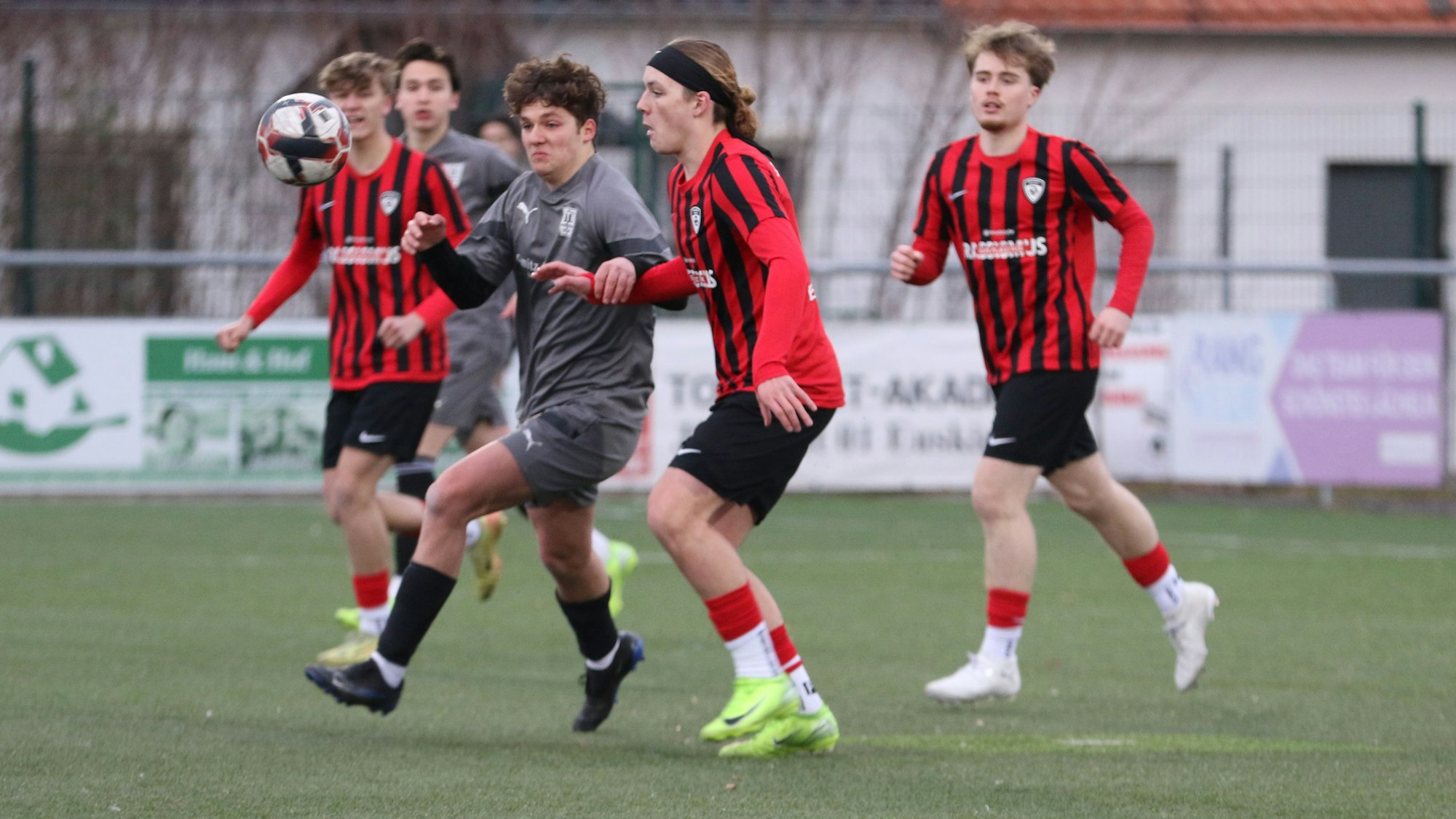 Luke Gossing und ein Spieler des Burtscheider TV im Kampf um den Ball.