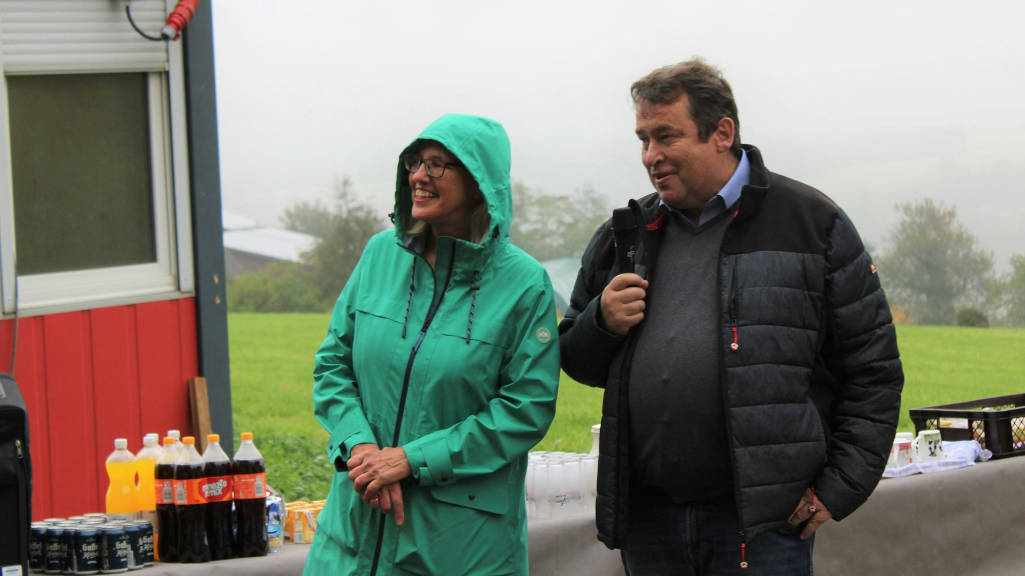 Mit dem Bau für die Lohmarer Kita Scheiderhöhe wird begonnen: Bürgermeisterin Claudia Wieja und Investor Dr. Christoph Lüpschen