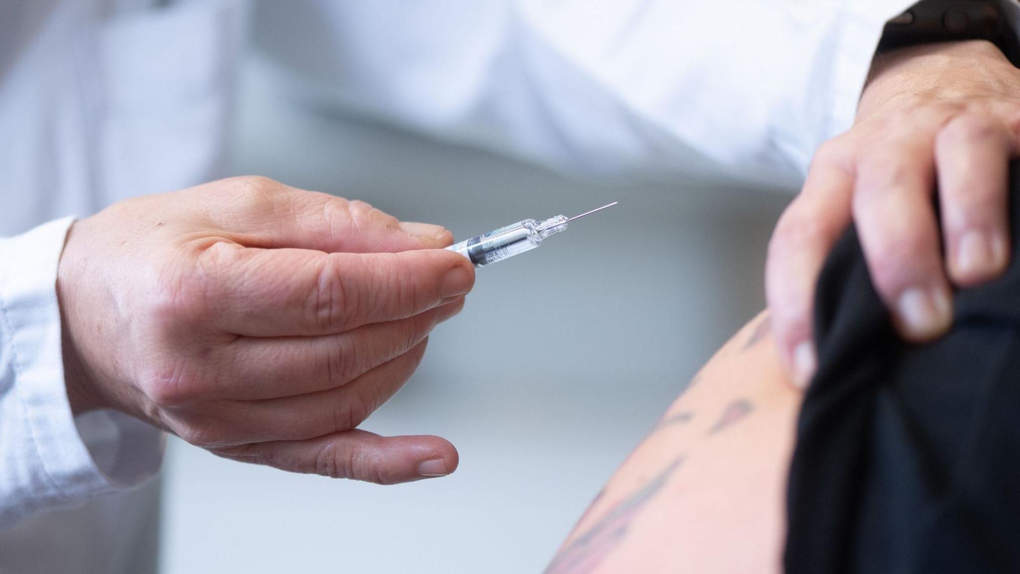 Ob Diabetes, Herzschwäche oder COPD: Menschen mit Vorerkrankungen wird empfohlen, jetzt im Herbst den Corona-Impfschutz aufzufrischen.