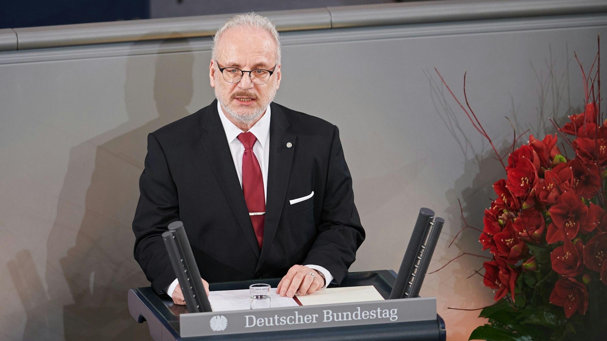 Egils Levits, damaliger Staatspräsident von Lettland, bei einer Gedenkveranstaltung am Volkstrauertag in Berlin 2022